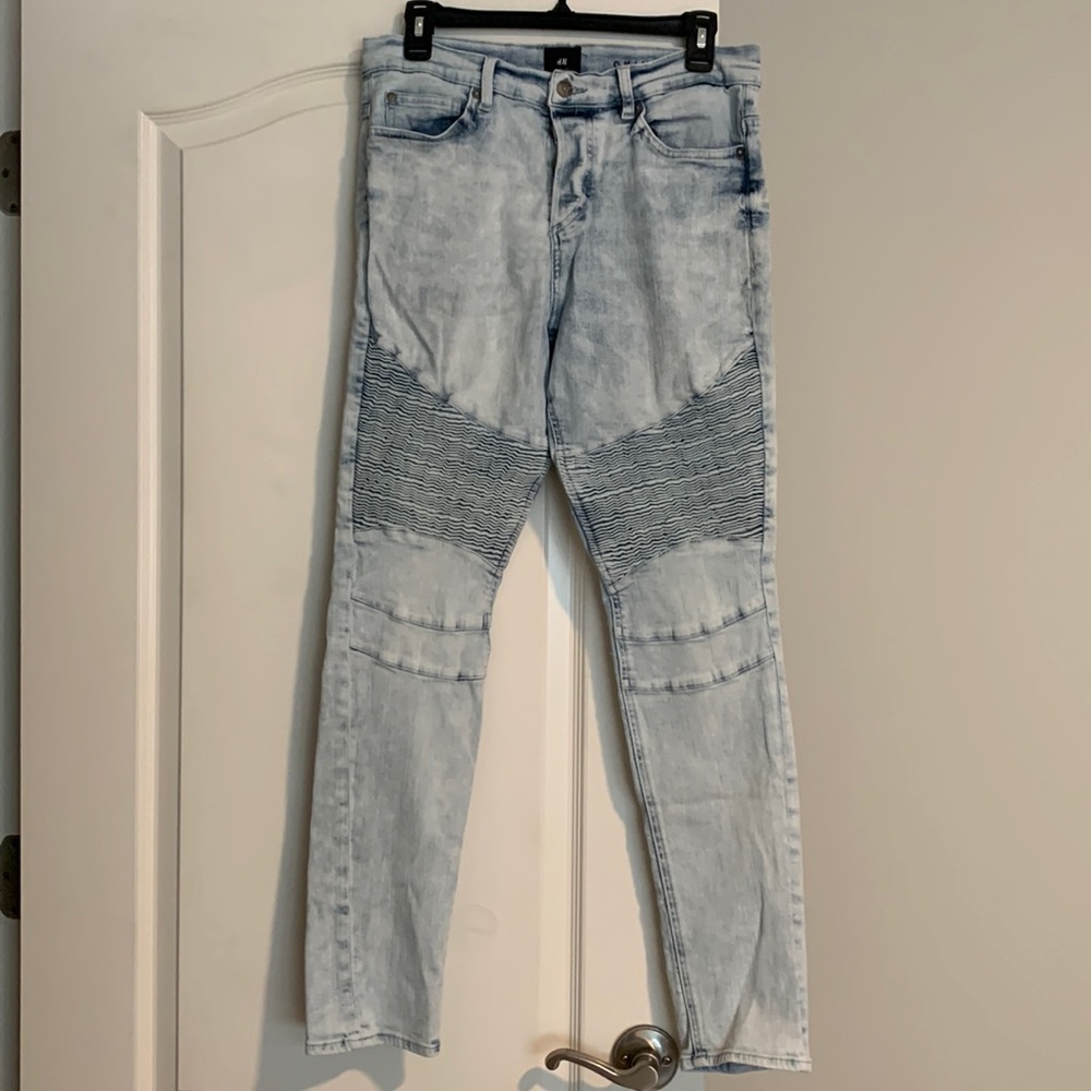 H&M men’s skinny fit jeans. Button fly. Light denim blue wash. Size 32.
